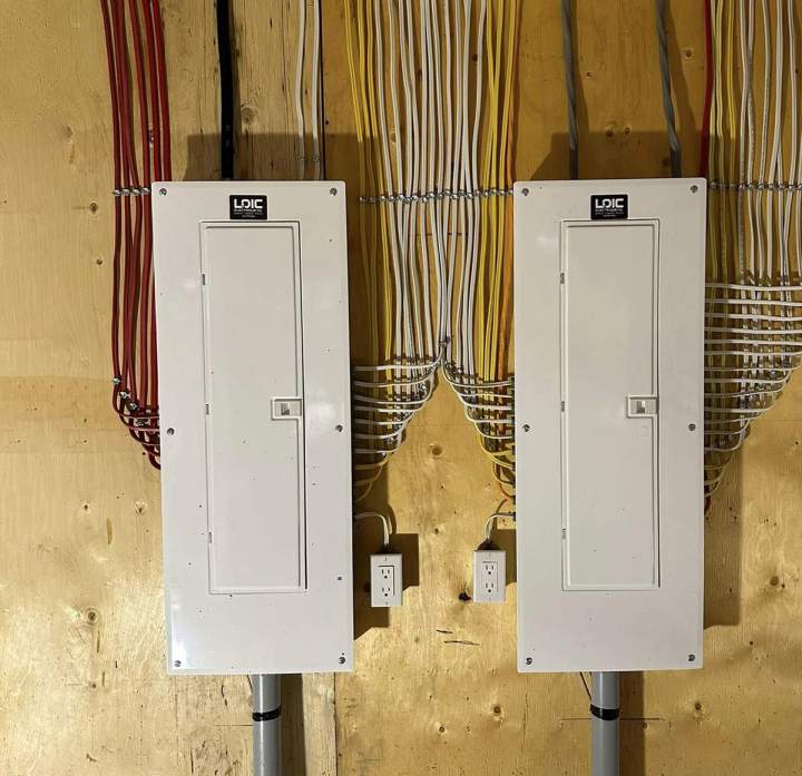 Mise aux normes et remplacement de panneaux électriques sécuritaires.